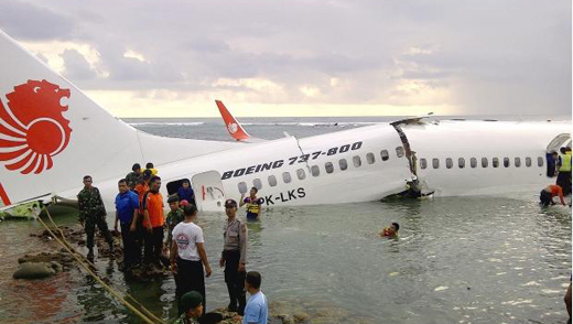 Bali-Lion Air lands in sea-04